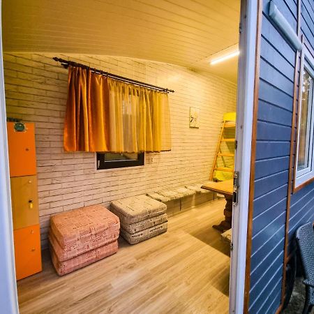 קאמפולונג מולדובנסק Tiny Houses In The Garden מראה חיצוני תמונה
