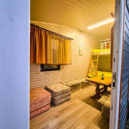 קאמפולונג מולדובנסק Tiny Houses In The Garden מראה חיצוני תמונה