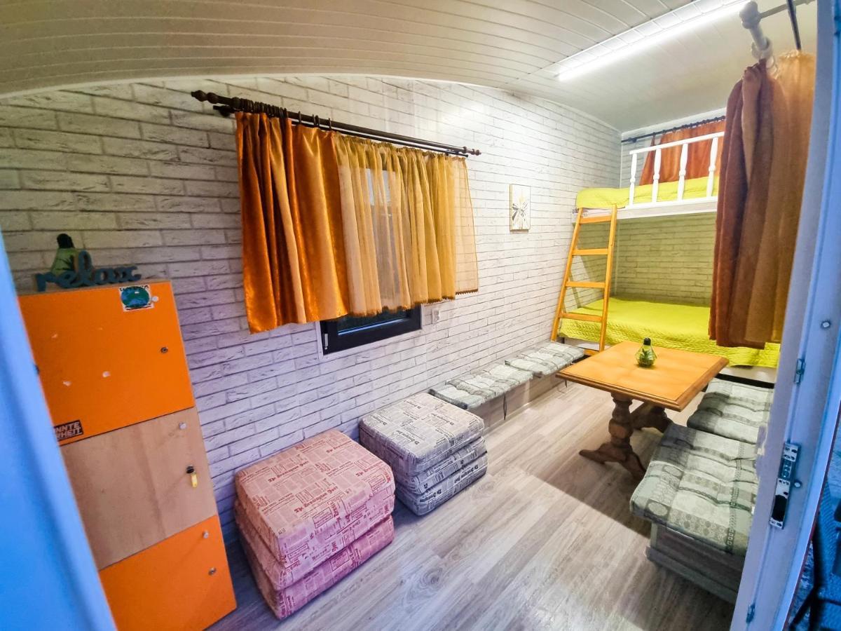 קאמפולונג מולדובנסק Tiny Houses In The Garden מראה חיצוני תמונה